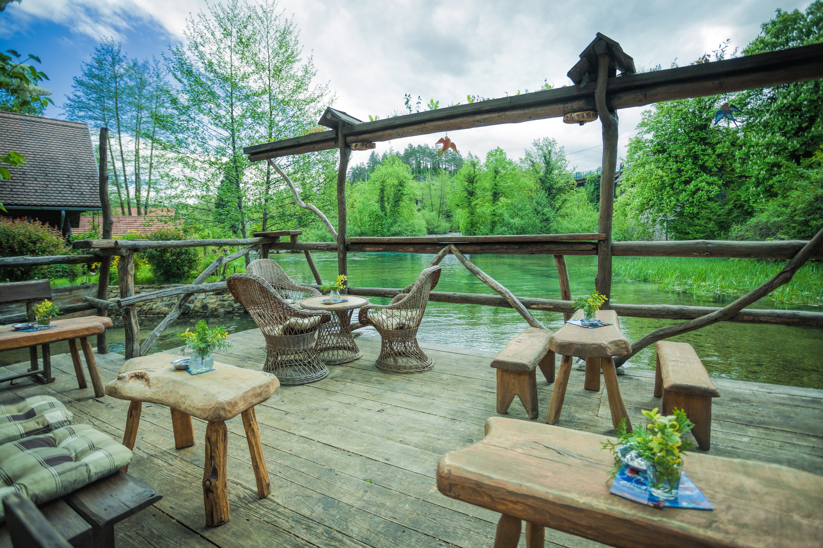 Panoramski pogled na Rastoke s brojnim vodenicama i slapovima